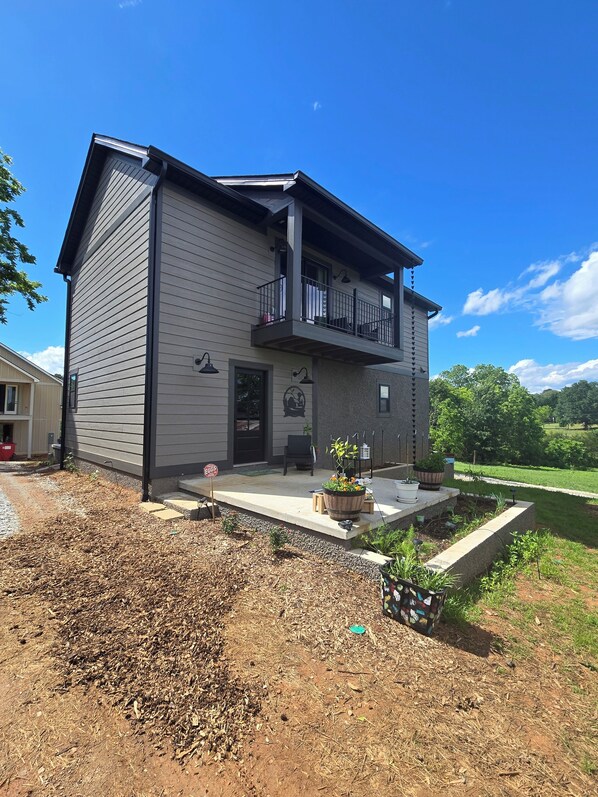 Exterior - Charming 1-bedroom farmhouse in marvelous Seneca with WiFi, AC (Seneca)