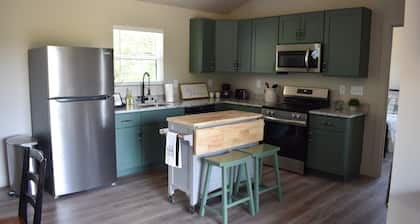 Charming 1-bedroom farmhouse in marvelous Seneca with WiFi, AC