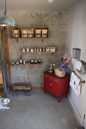 Interior - Charming 1-bedroom farmhouse in marvelous Seneca with WiFi, AC (Seneca)