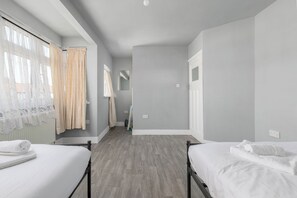 3 bedrooms, iron/ironing board, internet, bed sheets - Spacious 3-Bed (Sleeps 7) Home with Garden (Greater London)
