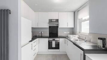 Kjøleskap, mikrobølgeovn, ovn og kokeplater