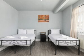 3 bedrooms, iron/ironing board, internet, bed sheets - Spacious 3-Bed (Sleeps 7) Home with Garden (Greater London)