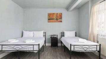 3 bedrooms, iron/ironing board, Internet, bed sheets