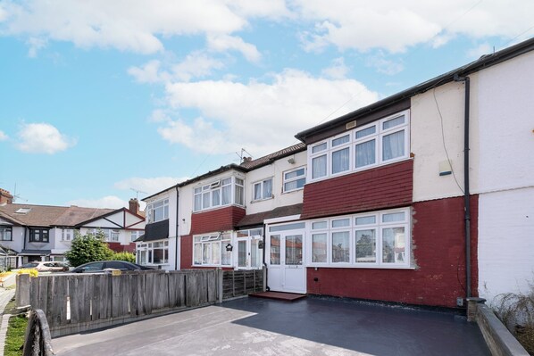 Unclassified image, 1 of 16, button - Spacious 3-Bed (Sleeps 7) Home with Garden (Greater London)