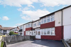 Exterior - Spacious 3-Bed (Sleeps 7) Home with Garden (Greater London)