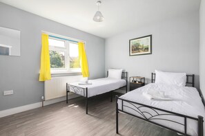 Unclassified image, 3 of 16, button - Spacious 3-Bed (Sleeps 7) Home with Garden (Greater London)