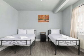 3 bedrooms, iron/ironing board, internet, bed sheets