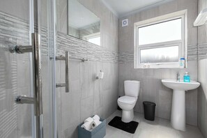 Shower - Spacious 3-Bed (Sleeps 7) Home with Garden (Greater London)