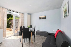 TV - Spacious 3-Bed (Sleeps 7) Home with Garden (Greater London)