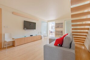 Televisión, libros, estéreo y oficina 