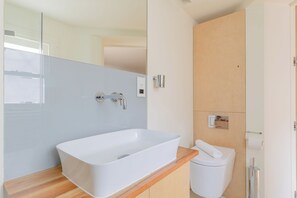 Shower, hair dryer - Refined 3BD Garden Retreat in the Heart of London (Greater London)