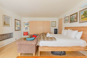 3 bedrooms, desk, iron/ironing board, WiFi - Refined 3BD Garden Retreat in the Heart of London (Greater London)