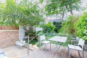 Outdoor dining - Refined 3BD Garden Retreat in the Heart of London (Greater London)