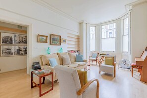 TV, books, stereo, offices - Refined 3BD Garden Retreat in the Heart of London (Greater London)