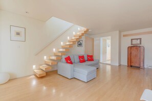 Televisión, libros, estéreo y oficina 