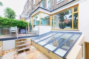 Outdoor dining - Refined 3BD Garden Retreat in the Heart of London (Greater London)