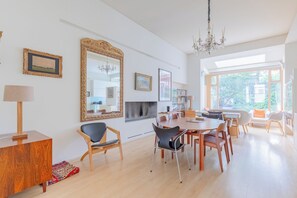 Dining - Refined 3BD Garden Retreat in the Heart of London (Greater London)