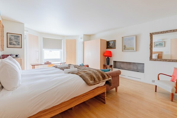 3 bedrooms, desk, iron/ironing board, WiFi