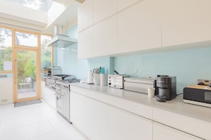 Fridge, microwave, oven, stovetop - Refined 3BD Garden Retreat in the Heart of London (Greater London)