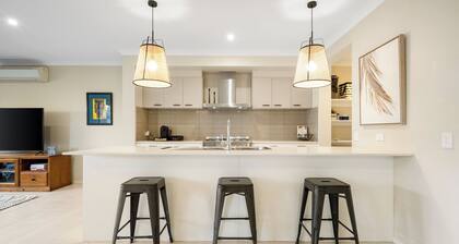 North Geelong Getaway Modern 4-Bedroom Home
