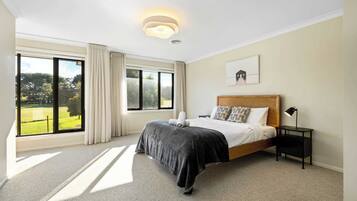 4 bedrooms, desk, iron/ironing board, WiFi