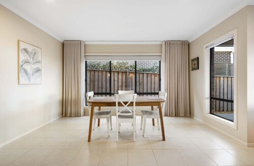 North Geelong Getaway Modern 4-Bedroom Home