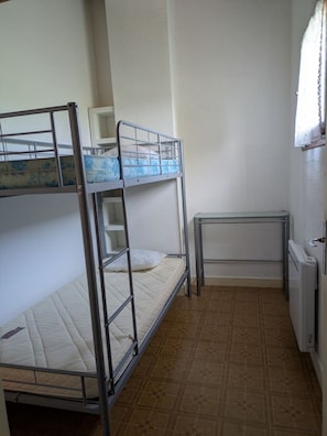 2 chambres, fer et planche à repasser, draps fournis