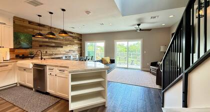 NEW Penthouse on the River-4 BR Corner Condo with Iconic Gruene Tower Views