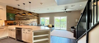 NEW Penthouse on the River-4 BR Corner Condo with Iconic Gruene Tower Views
