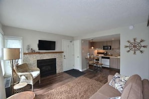 TV - Ski In Ski Out Cozy Studio (Blue Mountain)