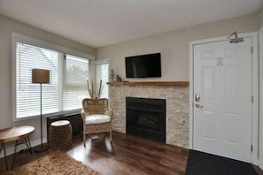 TV, fireplace - Ski In Ski Out Cozy Studio (Blue Mountain)