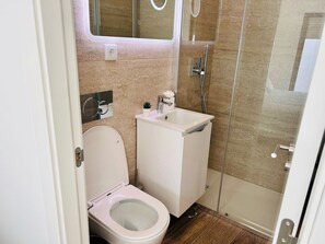 Dusche, Haartrockner, Handtücher