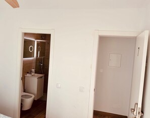 Ντουζιέρα, πιστολάκι μαλλιών, πετσέτες