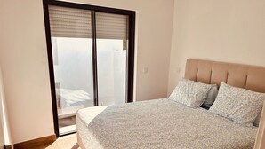 A bedroom with a bed, a window with blinds, and a view of the outdoors. - Lagos Marina Studio- King Bed- Ensuite- Balcony (Lagos)