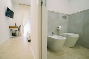 Habitación doble Confort, balcón | Artículos del minibar gratis y caja de seguridad en la habitación