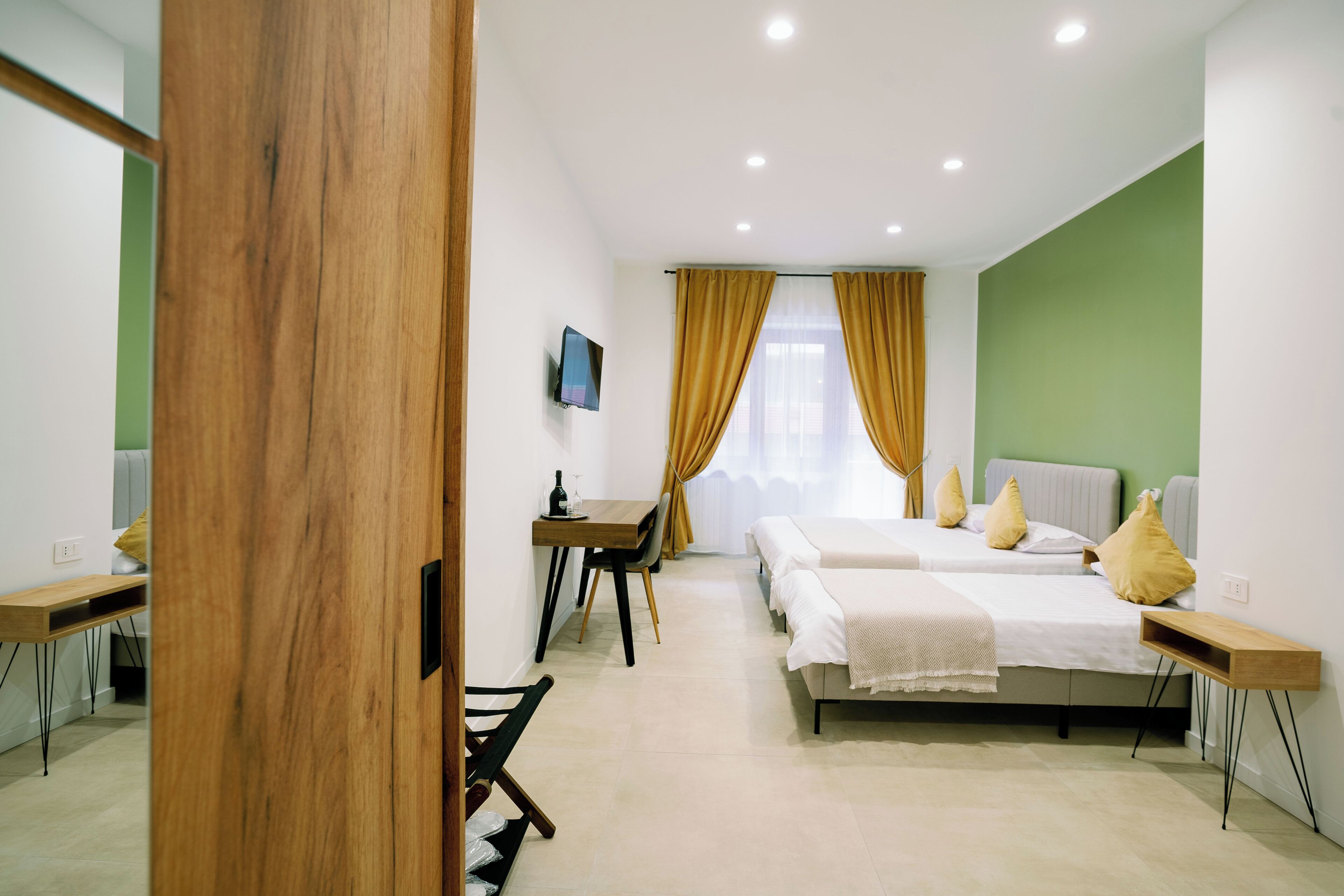 Kostenlose Minibar, Zimmersafe, Schreibtisch