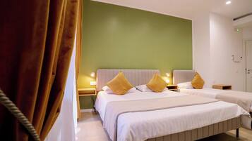 Comfort-værelse til 3 personer - balkon | Gratis minibar, pengeskab på værelset, skrivebord