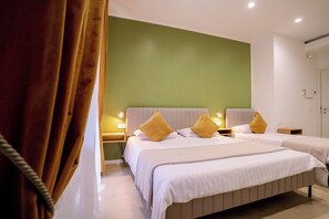 Comfort-Dreibettzimmer, Balkon | Kostenlose Minibar, Zimmersafe, Schreibtisch