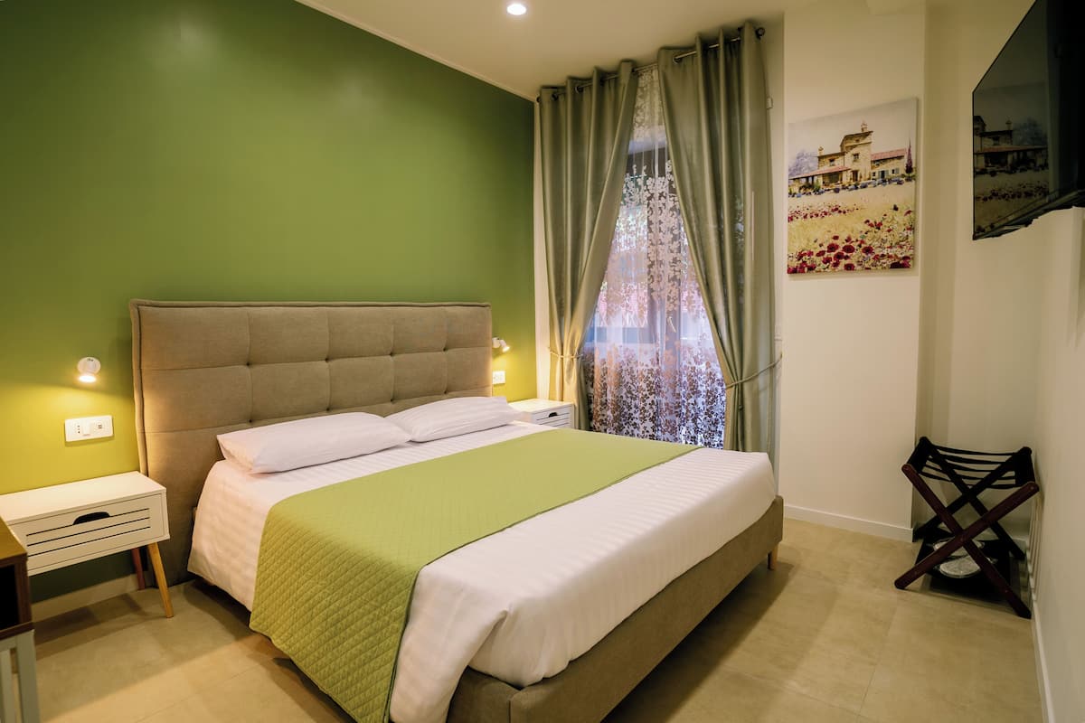 Deluxe Double Room, 1 Bedroom, Balcony | Minibar (free items), in-room safe, desk, laptop workspace