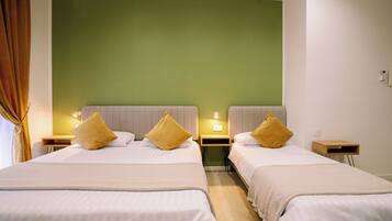 Comfort-Dreibettzimmer, Balkon | Kostenlose Minibar, Zimmersafe, Schreibtisch