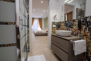 Habitación triple Confort, balcón | Minibar con artículos gratuitos, caja fuerte, escritorio