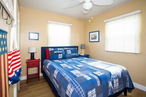 3 bedrooms, desk, iron/ironing board, travel cot - Beach House | 150ft from beach & 3 parking spots! (San Diego)