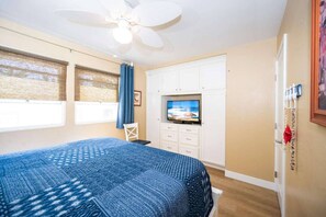 3 bedrooms, desk, iron/ironing board, travel cot