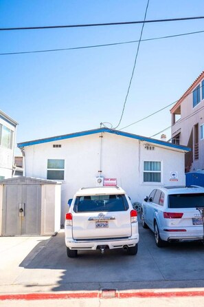 Property grounds - Beach House | 150ft from beach & 3 parking spots! (San Diego)
