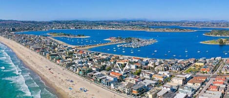 Una spiaggia nelle vicinanze