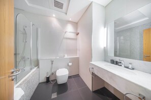 Dusche, Haartrockner, Handtücher