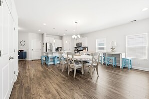 Dining - Modern 3BR Coastal Retreat + Fire Pit - Near Ocean Isle & Sunset Beach (Ocean Isle Beach)