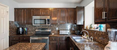 冰箱、微波炉、烤箱、炉灶