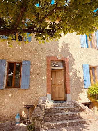 Exterior detail. Country house 3 minutes from Vaison la Romaine. Ideal for hikers.