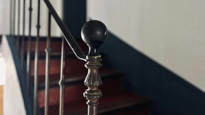 A staircase with a black balustrade and a decorative baluster. - Country house with a pool, 3 minutes from Vaison-la-Romaine. (VAISON LA ROMAINE)